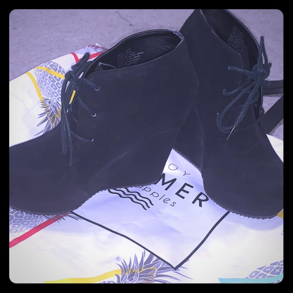 Elle size 7 black wedges.